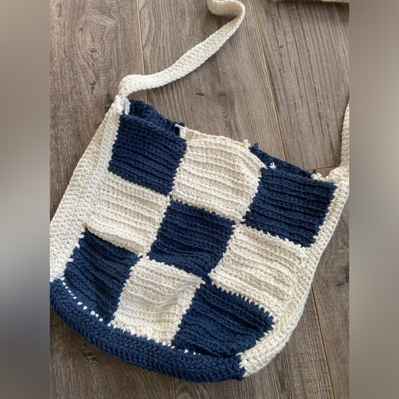 Handmade blue and white checkered knit tote bag - Picture 2 of 7